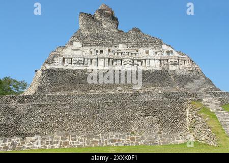 Xunantunich - ancien site archéologique maya dans l'ouest du Belize avec la pyramide El Castillo Banque D'Images