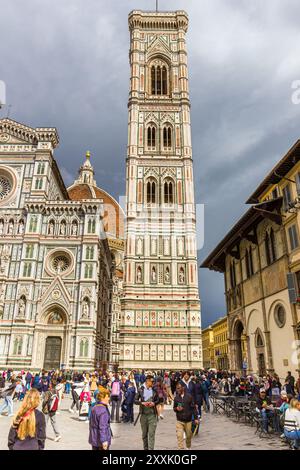 Les gens devant le clocher du Duomo à Florence, Italie Banque D'Images