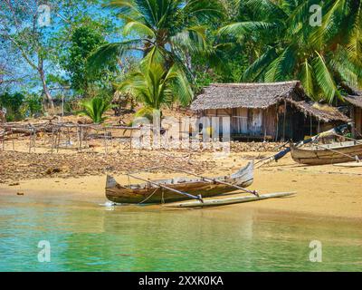 Bateaux de pêche traditionnels en bois sur une plage de sable à Madagascar Banque D'Images