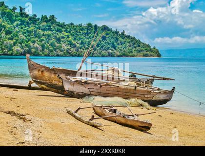Bateaux de pêche traditionnels en bois sur une plage de sable à Madagascar Banque D'Images