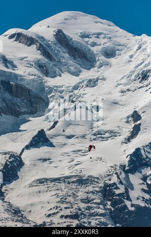 Parapente sous le sommet du Mont Blanc, Chamonix, haute-Savoie, Alpes françaises, France - photo stock Banque D'Images