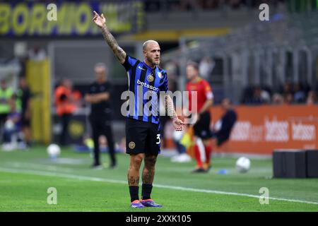 Milan, Italie. 24 août 2024. Federico Dimarco du FC Internazionale fait des gestes pendant le match de football Serie A entre le FC Internazionale et nous Lecce au Stadio Giuseppe Meazza le 24 août 2024 à Milan Italie . Crédit : Marco Canoniero/Alamy Live News Banque D'Images