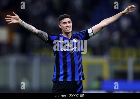 Milano, Italy. 24th Aug, 2024. Alessandro Bastoni of Fc Internazionale celebrates at the end of the Serie A football match beetween Fc Internazionale and Us Lecce at Stadio Giuseppe Meazza on August 24, 2024 in Milan Italy . Credit: Marco Canoniero/Alamy Live News Stock Photo