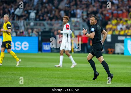 Dortmund, Deutschland. 24 août 2024. Schiedsrichter Felix Zwayer Dortmund, Allemagne, 2024-8-24, signal Iduna Park, 1. BUNDESLIGA : BORUSSIA DORTMUND - EINTRACHT FRANKFURT/DFB/DFL LA RÉGLEMENTATION INTERDIT TOUTE UTILISATION DE PHOTOGRAPHIES COMME SÉQUENCES D'IMAGES ET/OU QUASI-VIDÉO. Crédit : dpa/Alamy Live News Banque D'Images