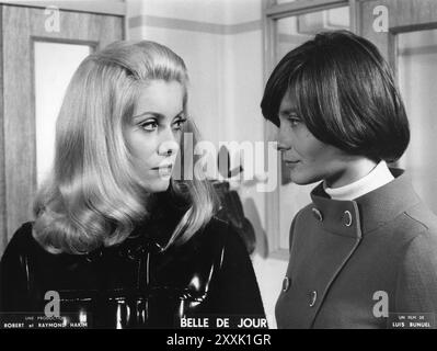 L'actrice CATHERINE DENEUVE et MACHA MERIL dans une scène de BELLE DE JOUR 1967 le réalisateur LUIS BUNUEL roman JOSEPH KESSEL produit par Robert et Raymond Hakim Paris film production / Five film Banque D'Images