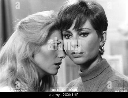 L'actrice française CATHERIN DENEUVE et GENEVIÈVE PAGE dans une scène de BELLE DE JOUR 1967 le réalisateur LUIS BUNUEL roman JOSEPH KESSEL produit par Robert et Raymond Hakim Paris film production / Five film Banque D'Images