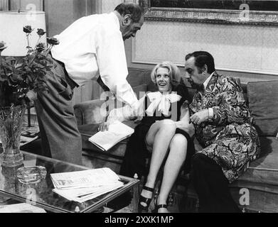 LUIS BUNUEL réalisant DELPHINE SEYRIG et FERNANDO REY sur le plateau DU CHARME DISCRET DE LA BOURGEOISIE 1972 le réalisateur LUIS BUNUEL scénario LUIS BUNUEL et JEAN-CLAUDE CARRIERE Greenwich film Productions / 20th Century Fox Banque D'Images