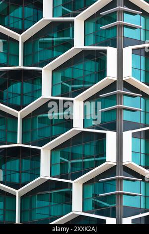 Une image verticale de détails architecturaux dans un design en nid d'abeilles sur un bâtiment moderne dans la banlieue intérieure de Subiaco, Perth, Australie occidentale. Banque D'Images