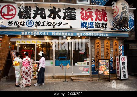 Restaurant local sur Shin Nakamise dori Shopping Street Market d'Asakusa pour les japonais voyageurs voyage visiter des boissons sélectionnées et manger goûter la nourriture i. Banque D'Images