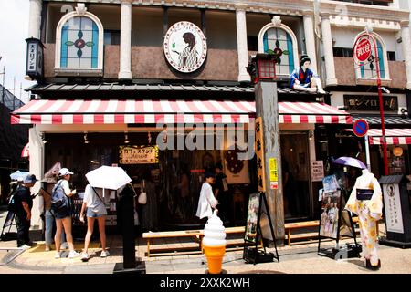 Japonais voyageurs voyage visiter shopping sélectionner acheter des cadeaux souvenirs sur Shin Nakamise dori Shopping Street marché local d'antiquités d'Asakusa à Ta Banque D'Images