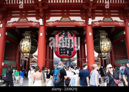 Ancienne porte du tonnerre Kaminarimon avec une grande lanterne rouge antique d'entrée menant finalement au temple Sensoji ou Asakusa Kannon pour le peuple japonais trav Banque D'Images