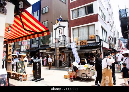 Les voyageurs japonais voyagent visite sélectionnez acheter cadeau souvenir produits sagesse au magasin local sur Shin Nakamise dori Shopping Street Market d'Asakusa Banque D'Images