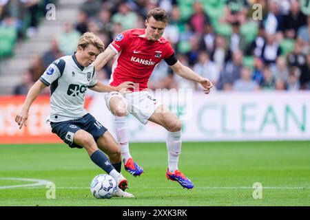 FC Groningen, pays-Bas. 25 août 2024. FC GRONINGEN, PAYS-BAS - AOÛT 25 : Jorg Schreuders du FC Groningen se bat pour la possession avec Jordy Clasie de l'AZ Alkmaar lors du match Néerlandais Eredivisie entre le FC Groningen et l'AZ à Euroborg le 25 août 2024 au FC Groningen, pays-Bas. (Photo de Ed van de Pol/Orange Pictures) crédit : dpa/Alamy Live News Banque D'Images
