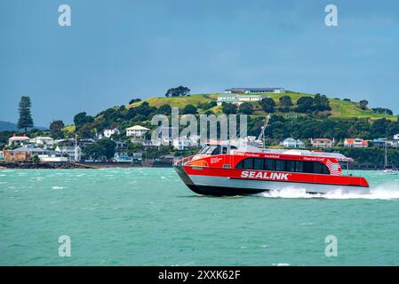 Le Sealink Clipper 1V de 17,5 m construit en Nouvelle-Zélande et opérant dans le port d'Auckland, peut transporter jusqu'à 90 passagers à 30 nœuds Banque D'Images