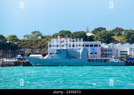 Le HMNZS Otago (P148) est un navire de patrouille offshore de classe Protector de la Royal New Zealand Navy vu ici à la base navale de Devonport - HMNZS PHILOMEL Banque D'Images