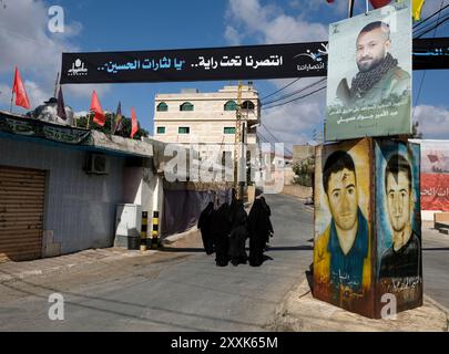 Nul, nul, nul. 25 août 2024. 24/08/2024, AITA El-JABAL, LIBAN : Un groupe de femmes, dans une rue du village, passe devant des photos de martyrs DU HEZBOLLAH. Les représentations de soldats chiites tués au combat contre l’armée israélienne sont partout. Ils font partie intégrante du paysage urbain du SUD-LIBAN. (Crédit image : © David Allignon/ZUMA Press Wire) USAGE ÉDITORIAL SEULEMENT! Non destiné à UN USAGE commercial ! Banque D'Images