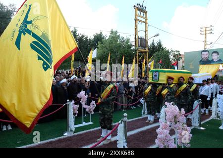 Nul, nul, nul. 25 août 2024. 08/24/2024, AITA El-JABAL, LIBAN : funérailles d'un combattant DU HEZBOLLAH et d'un enfant tué par un missile de drone ISRAÉLIEN. La cérémonie a lieu dans une rue du village décorée pour l'occasion. Les soldats DU HEZBOLLAH précèdent les cercueils avant de rendre hommage aux morts. (Crédit image : © David Allignon/ZUMA Press Wire) USAGE ÉDITORIAL SEULEMENT! Non destiné à UN USAGE commercial ! Banque D'Images