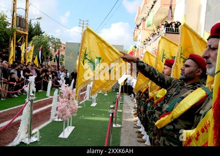 Nul, nul, nul. 25 août 2024. 08/24/2024, AITA El-JABAL, LIBAN : funérailles d'un combattant DU HEZBOLLAH et d'un enfant tué par un missile de drone ISRAÉLIEN. La cérémonie a lieu dans une rue du village décorée pour l'occasion. Des soldats DU HEZBOLLAH assistent au service commémoratif. (Crédit image : © David Allignon/ZUMA Press Wire) USAGE ÉDITORIAL SEULEMENT! Non destiné à UN USAGE commercial ! Banque D'Images