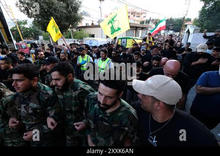 Nul, nul, nul. 25 août 2024. 08/24/2024, AITA El-JABAL, LIBAN : soldats DU HEZBOLLAH aux funérailles d'un combattant à AITA El-JABAL. Ils mènent la procession au cimetière. La foule est compacte et scande des slogans à l'éloge du HEZBOLLAH. (Crédit image : © David Allignon/ZUMA Press Wire) USAGE ÉDITORIAL SEULEMENT! Non destiné à UN USAGE commercial ! Banque D'Images