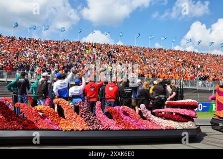 Zandvoort, pays-Bas. 25 août 2024. Défilé des conducteurs. 25.08.2024. Championnat du monde de formule 1, Rd 15, Grand Prix des pays-Bas, Zandvoort, pays-Bas, jour de la course. Le crédit photo devrait se lire : XPB/Alamy Live News. Banque D'Images