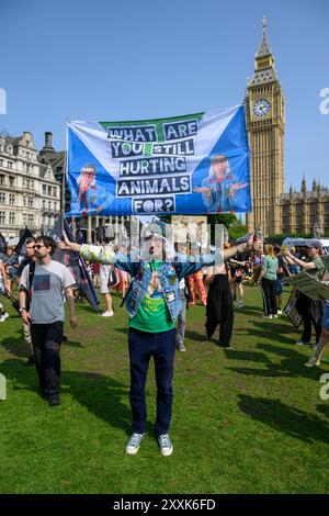 Les manifestants organisent un rassemblement après la marche nationale pour les droits des animaux. Parliament Square, Londres, Royaume-Uni. 17 août 2024 Banque D'Images