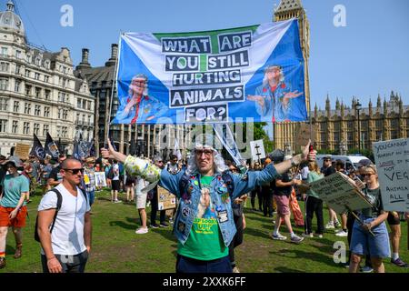 Les manifestants organisent un rassemblement après la marche nationale pour les droits des animaux. Parliament Square, Londres, Royaume-Uni. 17 août 2024 Banque D'Images