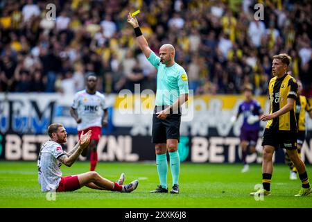 Arnhem, pays-Bas. 25 août 2024. ARNHEM, PAYS-BAS - AOÛT 25 : Django Warmerdam de l'Excelsior Rotterdam reçoit un carton jaune de l'arbitre Rob Dieperink lors du match néerlandais Keuken Kampioen Divisie entre vitesse et Excelsior Rotterdam au Gelredome le 25 août 2024 à Arnhem, pays-Bas. (Photo de René Nijhuis/Orange Pictures) crédit : Orange pics BV/Alamy Live News Banque D'Images