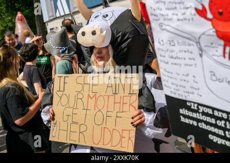 Les militants se rassemblent à Marble Arch pour la marche nationale pour les droits des animaux, qui s'est terminée par un rassemblement sur la place du Parlement. Marble Arch, Londres, Royaume-Uni. 17 août 20 Banque D'Images