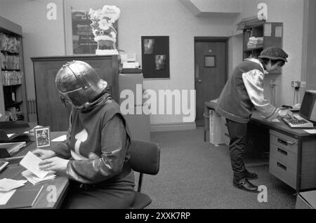 Une succursale locale de la Midland Bank fête de Noël annuelle pour le personnel et les clients. Le thème de la robe fantaisie était Robin des bois. Southfields Branch, South London 23 décembre 1994 1990, Royaume-Uni HOMER SYKES Banque D'Images