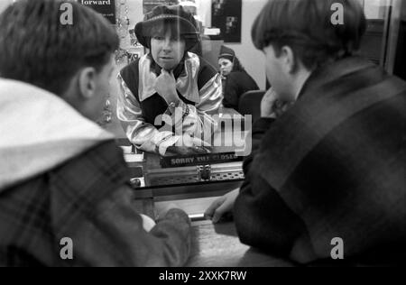 Une succursale locale de la Midland Bank fête de Noël annuelle pour le personnel et les clients. Le thème de la robe fantaisie était Robin des bois. Southfields Branch, South London 23 décembre 1994 1990, Royaume-Uni HOMER SYKES Banque D'Images