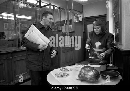 Une succursale locale de la Midland Bank fête de Noël annuelle pour le personnel et les clients. Le thème de la robe fantaisie était Robin des bois. Southfields Branch, South London 23 décembre 1994 1990, Royaume-Uni HOMER SYKES Banque D'Images