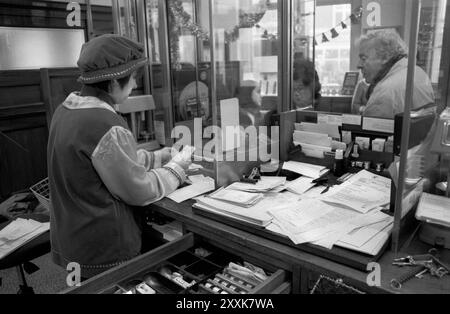 Une succursale locale de la Midland Bank fête de Noël annuelle pour le personnel et les clients. Le thème de la robe fantaisie était Robin des bois. Southfields Branch, South London 23 décembre 1994. ANNÉES 1990 ROYAUME-UNI HOMER SYKES Banque D'Images