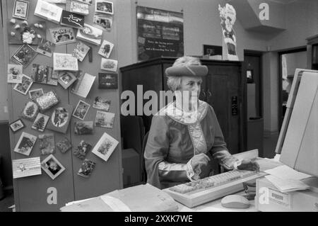 Une succursale locale de la Midland Bank fête de Noël annuelle pour le personnel et les clients. Le thème de la robe fantaisie était Robin des bois. Southfields Branch, South London 23 décembre 1994. ANNÉES 1990 ROYAUME-UNI HOMER SYKES Banque D'Images