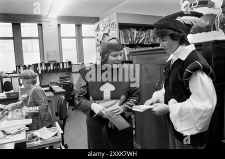 Une succursale locale de la Midland Bank fête de Noël annuelle pour le personnel et les clients. Le thème de la robe fantaisie était Robin des bois. Southfields Branch, South London 23 décembre 1994. ANNÉES 1990 ROYAUME-UNI HOMER SYKES Banque D'Images