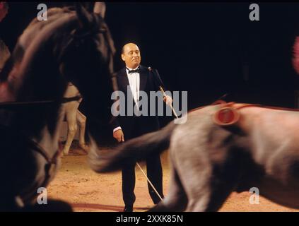 FRANCOIS BRONETT directeur de cirque suédois et propriétaire de Circus Scott, dans l'arène duing un numéro de dressage Banque D'Images