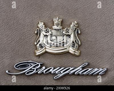 Gros plan du véhicule de l'emblème de Brougham d'une voiture classique. Banque D'Images