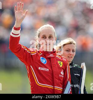 Zandvoort, pays-Bas. 25 août 2024. ZANDVOORT, PAYS-BAS - AOÛT 25 : Maya Weug de Ferrari agitant lors de la Parade des pilotes pendant F1 - Heineken Dutch GP le 25 août 2024 à Zandvoort, pays-Bas. (Photo par Andre Weening/Orange Pictures) crédit : Orange pics BV/Alamy Live News Banque D'Images