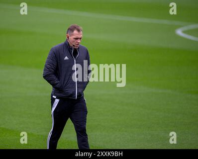 Paisley, Renfrewshire, Écosse. 25 août 2024 ; St Mirren Park, Paisley, Renfrewshire, Écosse, Scottish Premiership Football, St Mirren contre Celtic ; l'arbitre Chris Graham inspecte le terrain crédit : action plus Sports images/Alamy Live News Banque D'Images