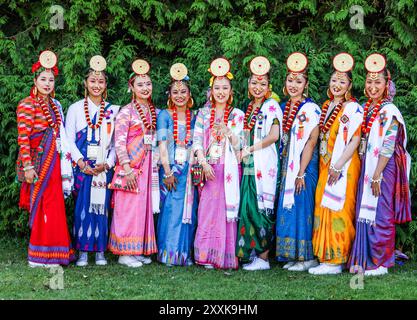 Hippodrome de Kempton Park Sunbury-on-Thames, Surrey, Royaume-Uni. 25 août 2024. Filles en costume traditionnel du peuple Limbu un groupe ethnolinguistique tibéto-birman indigène de la région himalayenne de l'est du Népal crédit : Paul Quezada-Neiman/Alamy Live News Banque D'Images