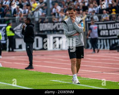 Ulm, Deutschland. 25 août 2024. Thomas Woerle, Cheftrainer (SSV Ulm 1846) nachdenklich, GER, SSV Ulm 1846 vs. Fortuna Duesseldorf, Fussball, 2. Bundesliga, Spielzeit 2024/2025, 25.08.2024, la réglementation DFB/DFL interdit toute utilisation de photographies comme séquences d'images et/ou quasi-vidéo. Foto : EIBNER/Michael Schmidt crédit : dpa/Alamy Live News Banque D'Images