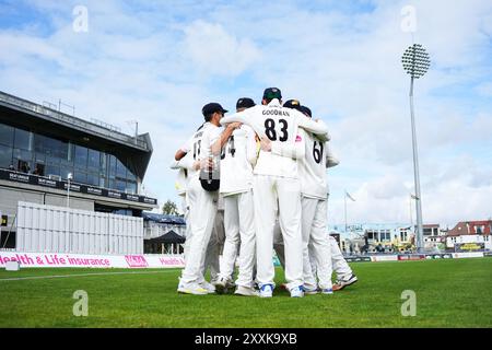 Bristol, Royaume-Uni, 25 août 2024. Gloucestershire se caucus lors du match de Vitality County Championship Division Two entre le Gloucestershire et le Leicestershire. Crédit : Robbie Stephenson/Gloucestershire Cricket/Alamy Live News Banque D'Images