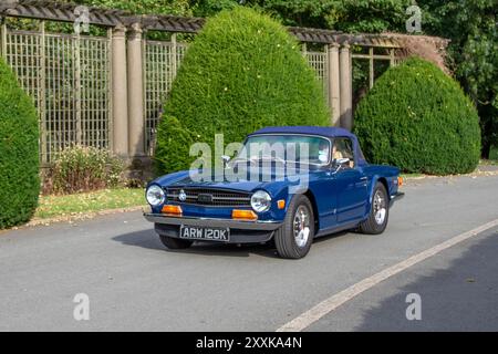 Triumph TR6 bleu des années 1972 70, Classic et Vintage Cars exposés au Stanley Park Blackpool, Royaume-Uni Banque D'Images