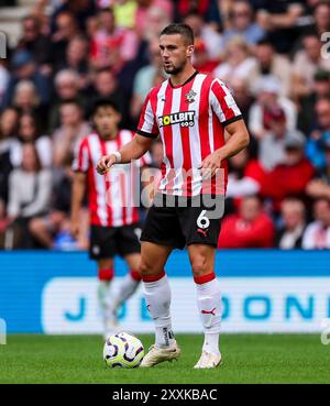 Taylor Harwood-Bellis de Southampton en action lors du premier League match au St Mary's Stadium, Southampton. Date de la photo : samedi 24 août 2024. Banque D'Images