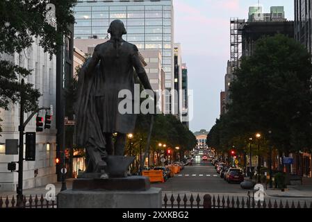 Vue sur la rue Fayetteville dans le centre-ville de Raleigh, NC, de derrière la statue de George Washington sur le terrain de l'ancien Capitole. Banque D'Images