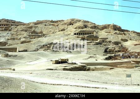 Un aperçu des ruines antiques de Deir el Bahri, montrant la Vallée des Reines et la Vallée des morts vues d'un bus, reflétant le RIC égyptien Banque D'Images