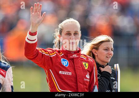 Zandvoort, pays-Bas. 25 août 2024. ZANDVOORT, PAYS-BAS - AOÛT 25 : Maya Weug de Ferrari agitant lors de la Parade des pilotes pendant F1 - Heineken Dutch GP le 25 août 2024 à Zandvoort, pays-Bas. (Photo par Andre Weening/Orange Pictures) crédit : dpa/Alamy Live News Banque D'Images