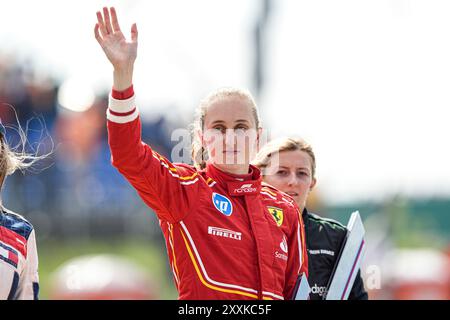 Zandvoort, pays-Bas. 25 août 2024. ZANDVOORT, PAYS-BAS - AOÛT 25 : Maya Weug de Ferrari agitant lors de la Parade des pilotes pendant F1 - Heineken Dutch GP le 25 août 2024 à Zandvoort, pays-Bas. (Photo par Andre Weening/Orange Pictures) crédit : dpa/Alamy Live News Banque D'Images