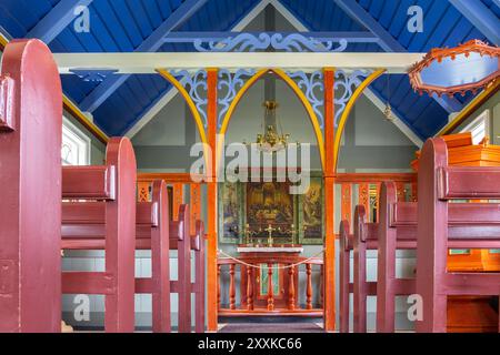 Skogar, Islande, 16.05.2022. Église traditionnelle islandaise en bois dans le musée en plein air de Skogar, vue intérieure de la nef colorée peinte et de l'autel. Banque D'Images