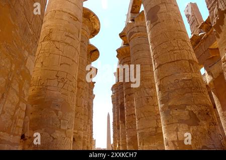 Émerveillez-vous devant la grandeur du complexe du temple de Karnak en Égypte, où des colonnes massives s'élèvent haut, ornées de hiéroglyphes et de bas-reliefs complexes, sho Banque D'Images