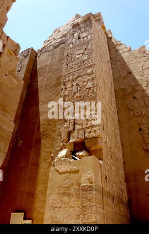 Les murs du complexe du temple de Karnak exposent des hiéroglyphes complexes et des sculptures en bas-relief, mettant en valeur l'art et la culture égyptiennes antiques sous t Banque D'Images